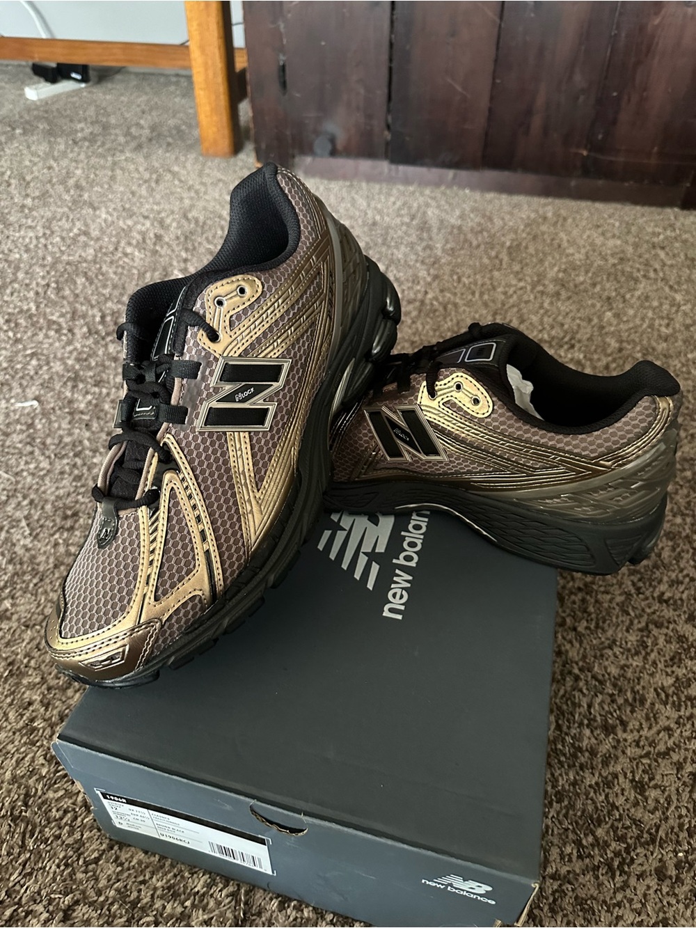 New Balance Men’s Metallic Bronze and Black Athletic Running Shoes - Picture 2 of 4